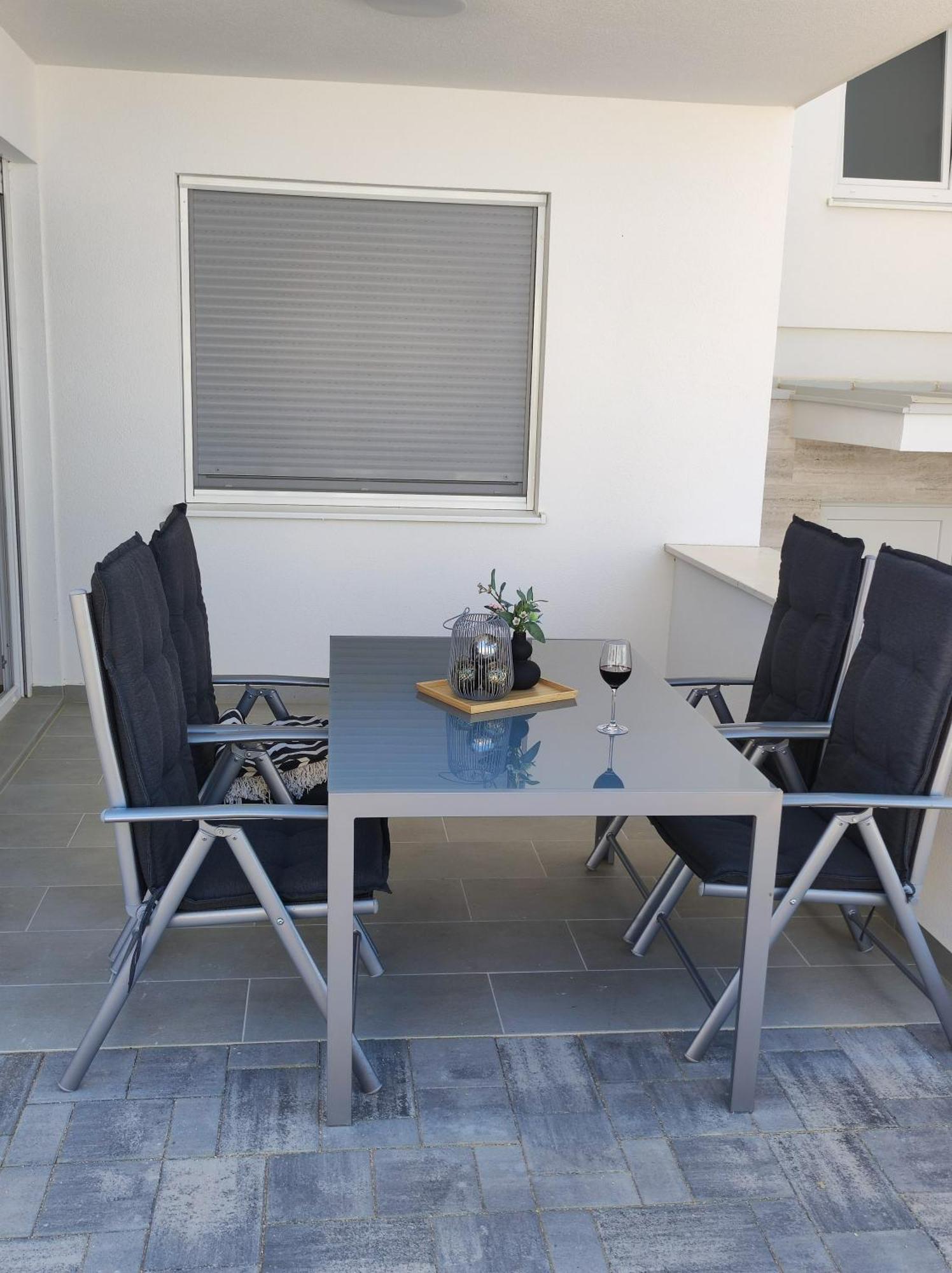 Apartman Dolphin View With A Pool By The Mandre