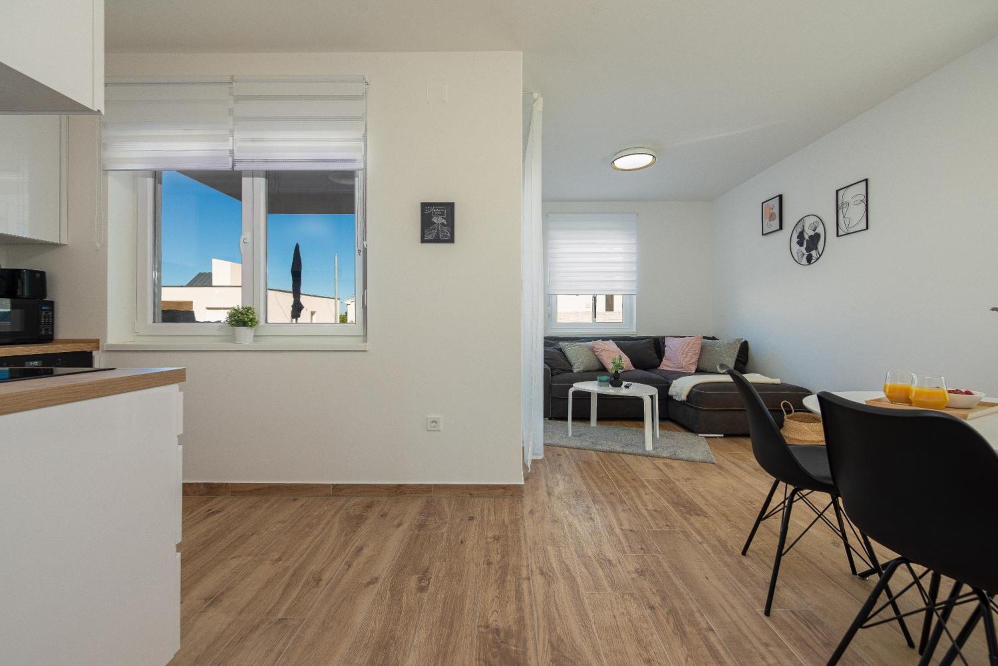 Dolphin View With A Pool By The Apartman *