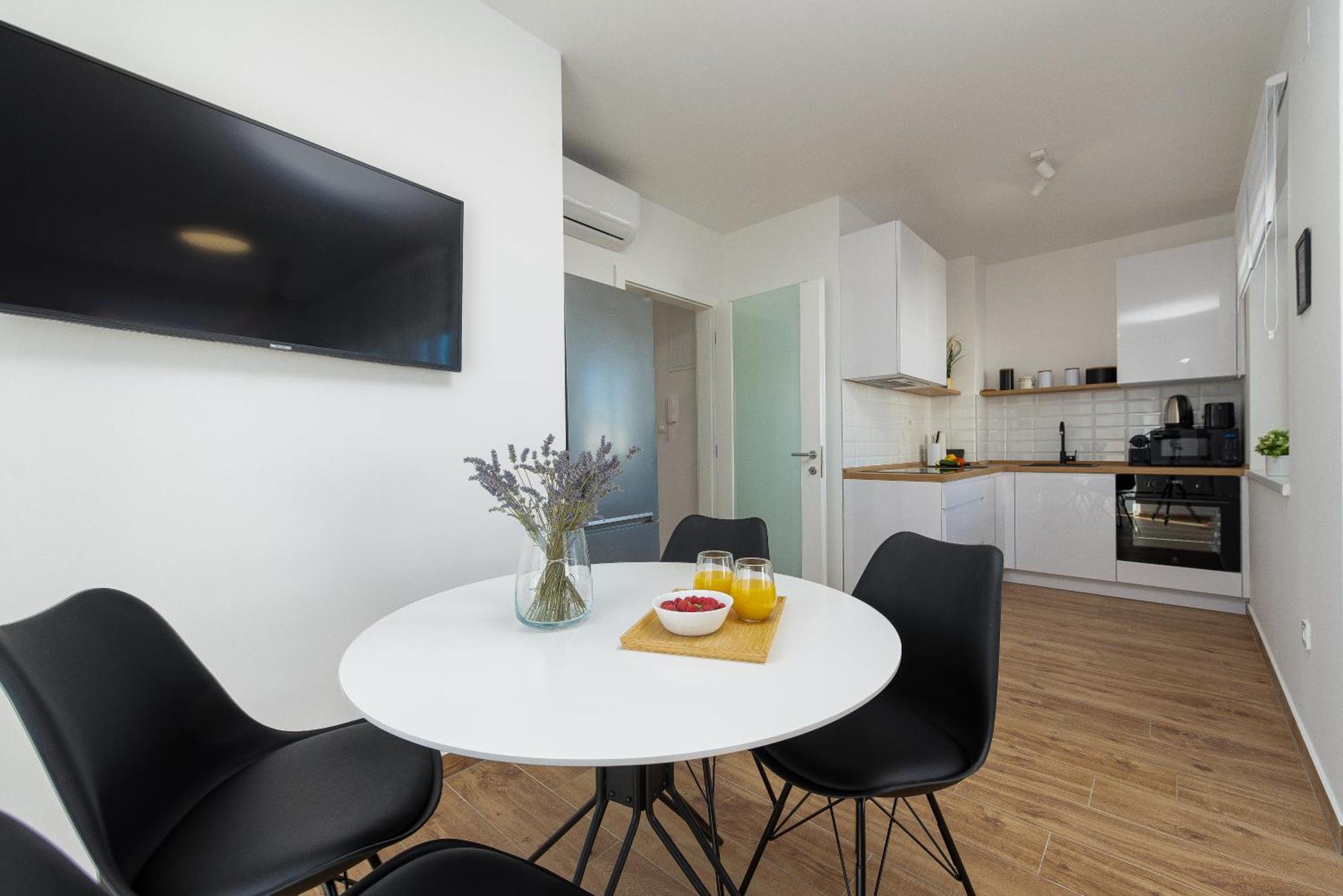Apartman Dolphin View With A Pool By The