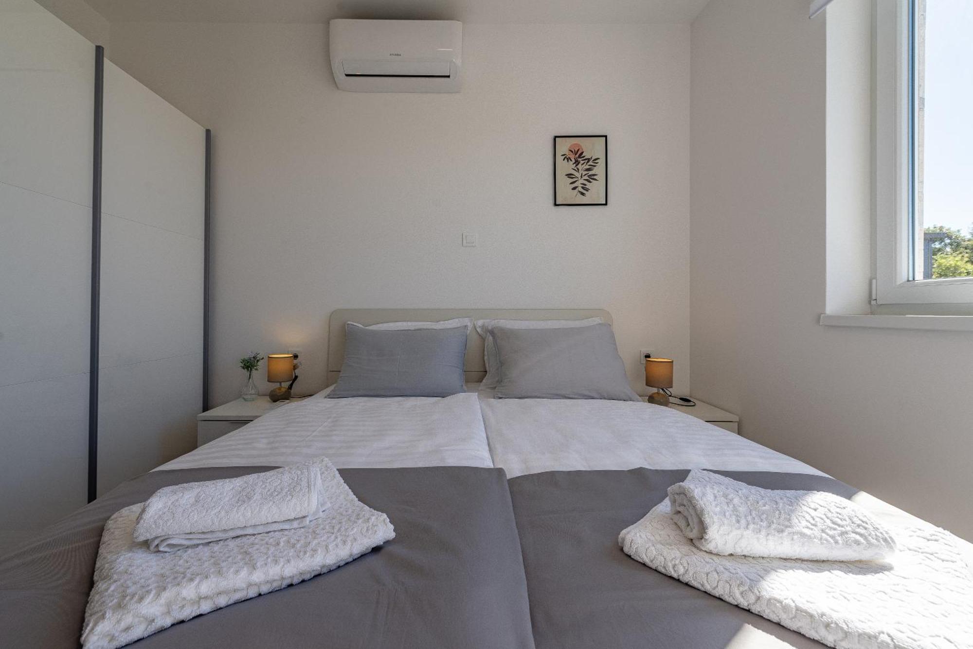 Apartman Dolphin View With A Pool By The *