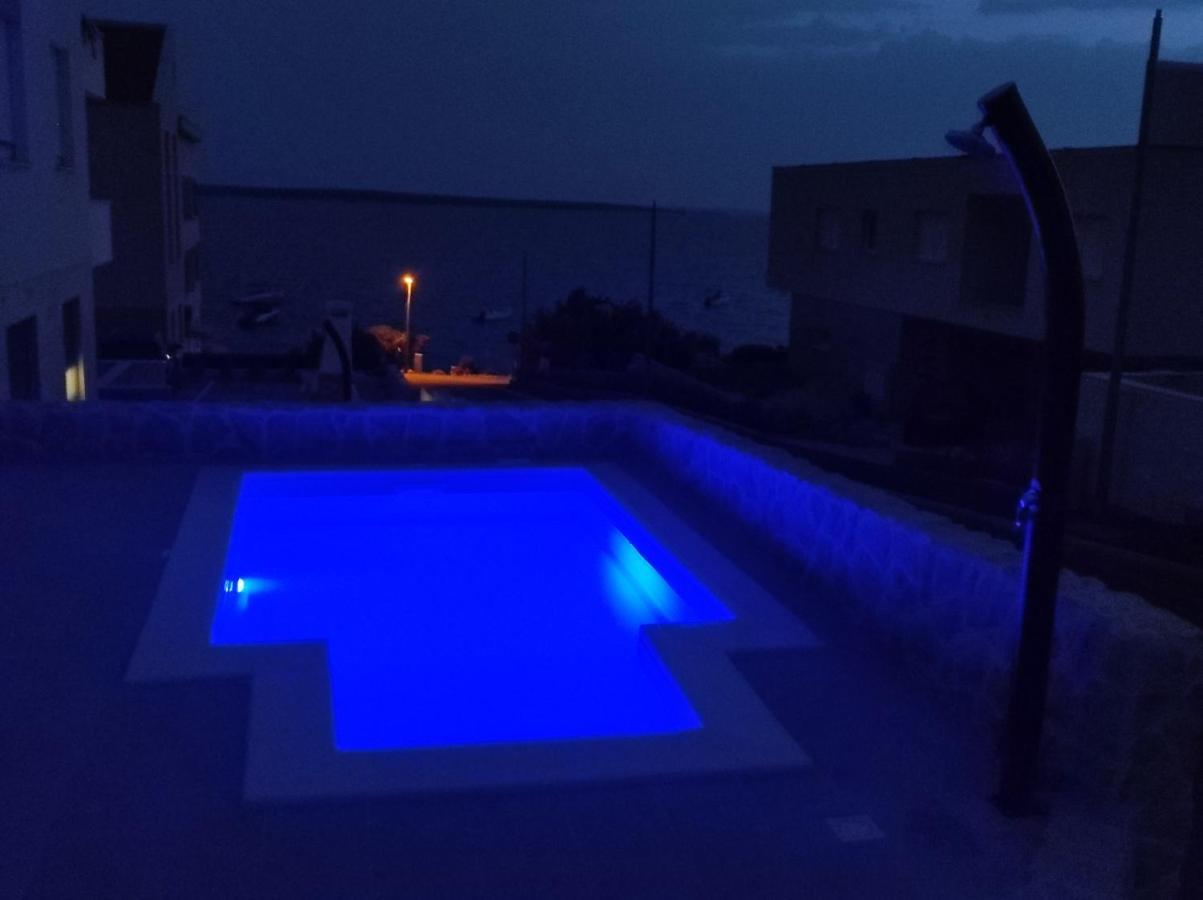 Apartment Dolphin View With A Pool By The