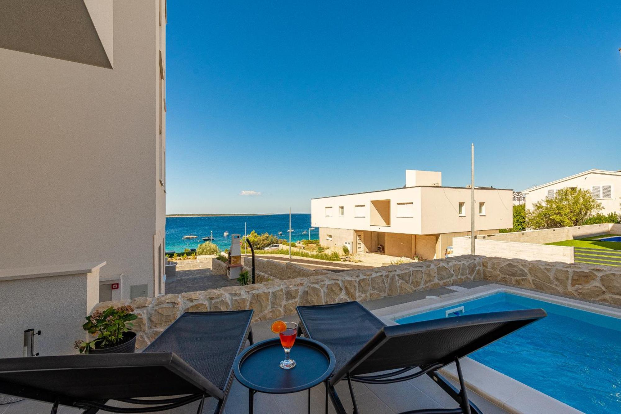 Apartment Dolphin View With A Pool By The