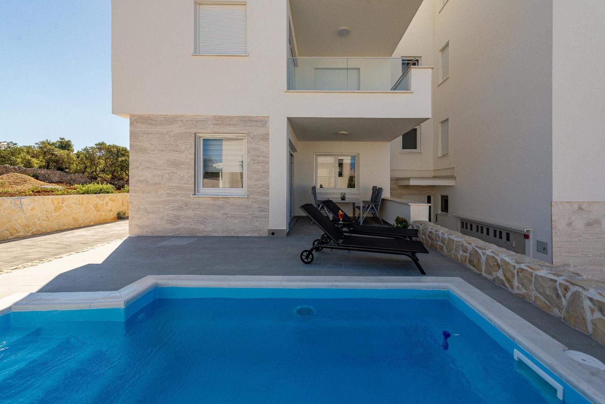 Dolphin View With A Pool By The Mandre